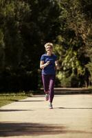 jeune coureuse s'entraînant pour le marathon photo