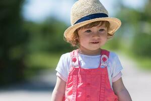 petite fille qui court dans le parc d'été photo