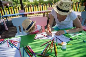 maman et petite fille dessinant des images colorées photo