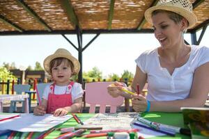 maman et petite fille dessinant des images colorées photo