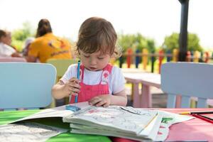 petite fille dessinant des images colorées photo