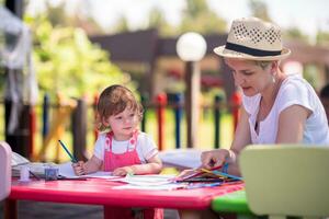 maman et petite fille dessinant des images colorées photo