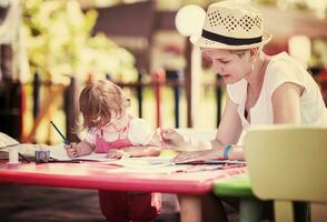 maman et petite fille dessinant des images colorées photo