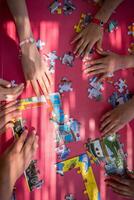 vue de dessus des mains des enfants jouant avec des puzzles photo