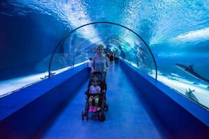 famille heureuse dans l'aquarium sous-marin photo