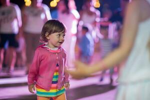 petite fille qui danse dans la discothèque pour enfants photo