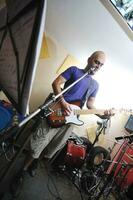 un groupe de musique s'entraîne dans un garage photo