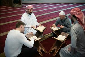 les musulmans dans la mosquée lisant le coran ensemble photo