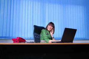 .jeune femme d'affaires travaillant sur un ordinateur portable au bureau. photo