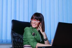 .jeune femme d'affaires travaillant sur un ordinateur portable au bureau. photo