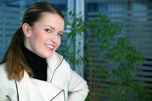 sourire femme d'affaires dans Bureau photo