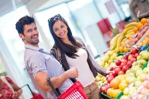 couple faisant du shopping dans un supermarché photo