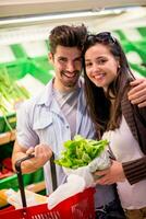 couple faisant du shopping dans un supermarché photo