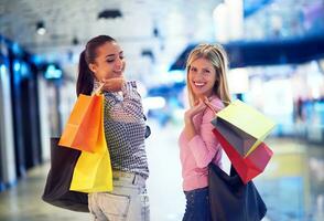 jeunes filles heureuses dans un centre commercial photo