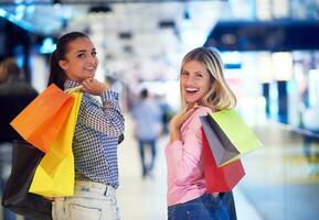 jeunes filles heureuses dans un centre commercial photo