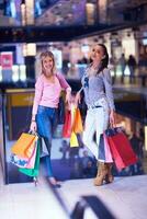 jeunes filles heureuses dans un centre commercial photo