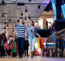 Jeune couple avec livraison Sacs photo