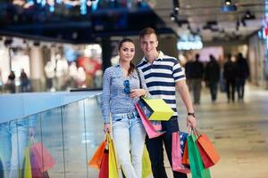 Jeune couple avec livraison Sacs photo