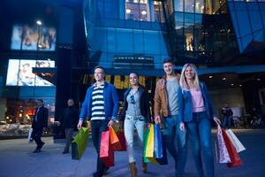 groupe d'amis faisant du shopping photo