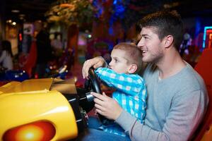 père et fils jouant au jeu dans l'aire de jeux photo