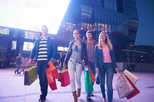 groupe d'amis faisant du shopping photo