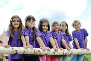 groupe d'enfants heureux s'amuser dans la nature photo