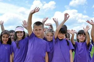 groupe d'enfants heureux s'amuser dans la nature photo