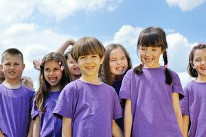 groupe d'enfants heureux s'amuser dans la nature photo