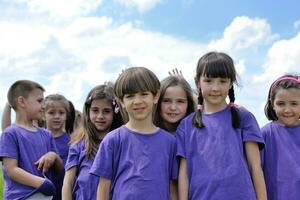 groupe d'enfants heureux s'amuser dans la nature photo