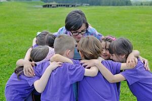 groupe d'enfants heureux avec professeur dans la nature photo