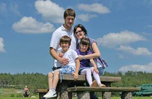 heureuse jeune famille s'amuser à l'extérieur photo