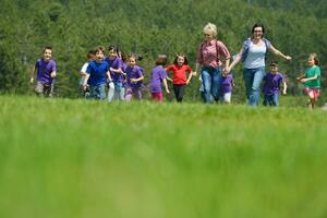 groupe d'enfants heureux s'amuser dans la nature photo