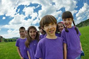 groupe d'enfants heureux s'amuser dans la nature photo