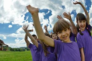 groupe d'enfants heureux s'amuser dans la nature photo