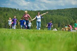 groupe d'enfants heureux avec professeur dans la nature photo