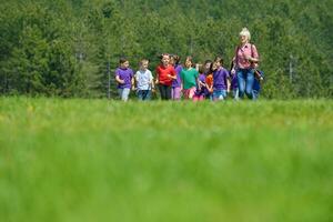 groupe d'enfants heureux s'amuser dans la nature photo