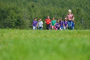 groupe d'enfants heureux s'amuser dans la nature photo