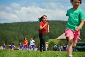 groupe d'enfants heureux s'amuser dans la nature photo