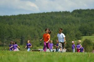 groupe d'enfants heureux s'amuser dans la nature photo