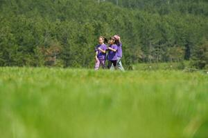 groupe d'enfants heureux s'amuser dans la nature photo