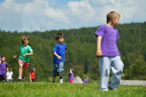 groupe d'enfants heureux s'amuser dans la nature photo