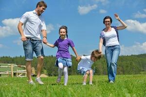 heureuse jeune famille s'amuser à l'extérieur photo