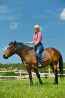 femme heureuse à cheval photo