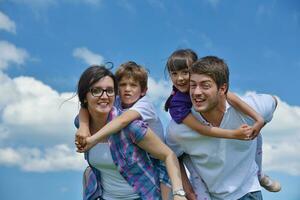 heureuse jeune famille s'amuser à l'extérieur photo