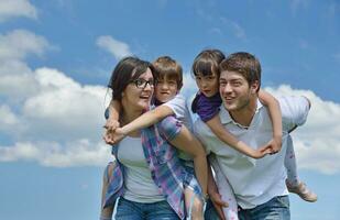 heureuse jeune famille s'amuser à l'extérieur photo