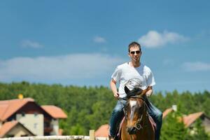 homme monter à cheval photo