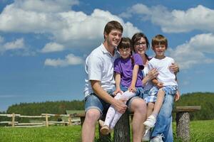 heureuse jeune famille s'amuser à l'extérieur photo