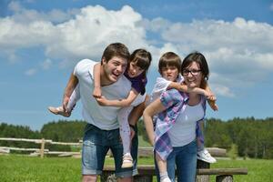 heureuse jeune famille s'amuser à l'extérieur photo