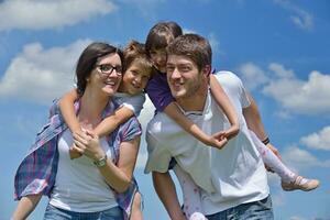 heureuse jeune famille s'amuser à l'extérieur photo