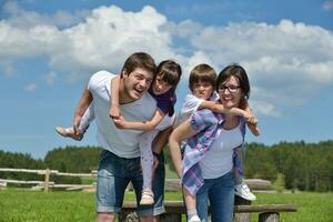 heureuse jeune famille s'amuser à l'extérieur photo